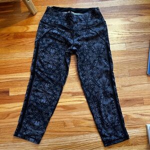 Victoria’s Secret knockout capri tights